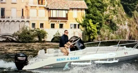 Alquiler de barco sin patrón en el Lago de Como, sin necesidad de carné, pasando junto a villas junto al lago