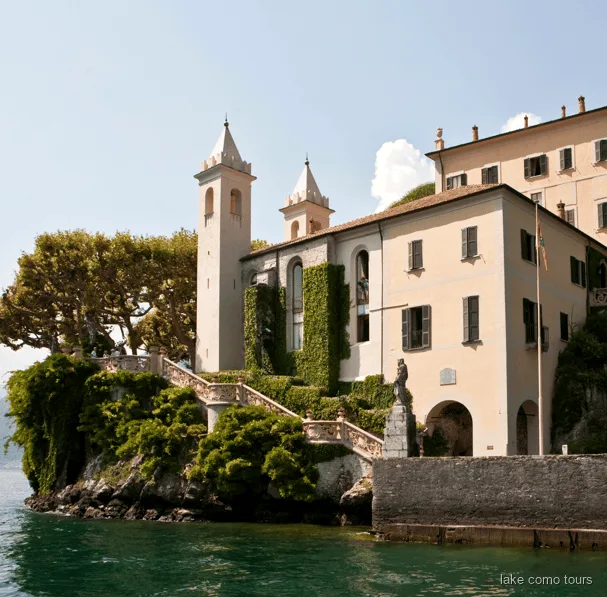 Tarasowe ogrody Villa del Balbianello na Jeziorze Como widziane z wody