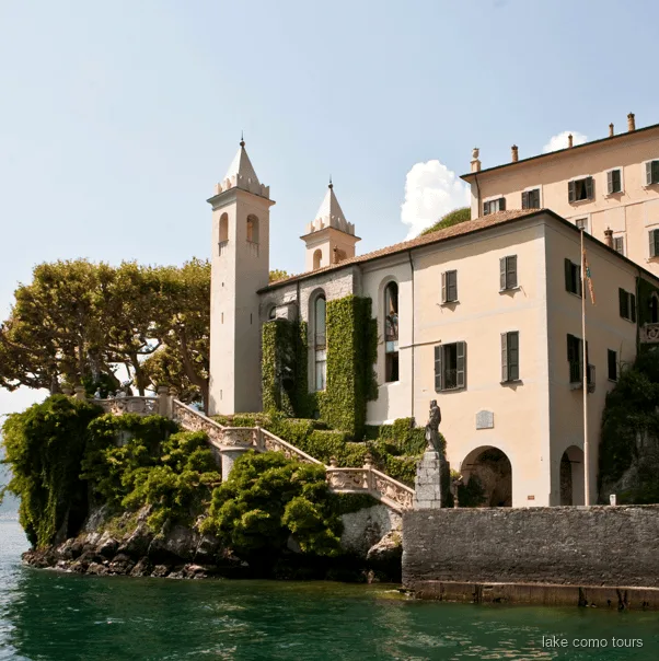 Jardins en terrasses de la Villa del Balbianello sur le lac de Côme vus depuis l'eau