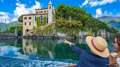 Kleingruppen-Bootsfahrt auf dem Comer See an Seevillen bei Bellagio vorbei