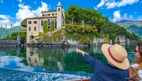 Kleine groep op een boottocht over het Comomeer langs villa's bij Bellagio