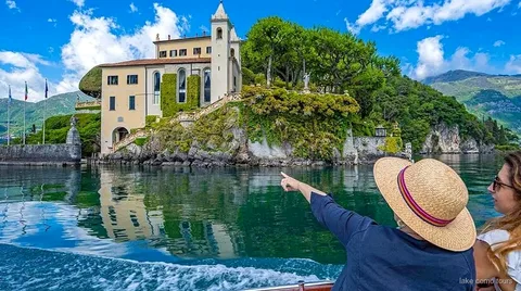 Creuer en grup reduït pel Llac de Como passant vora vil·les lacustres prop de Bellagio