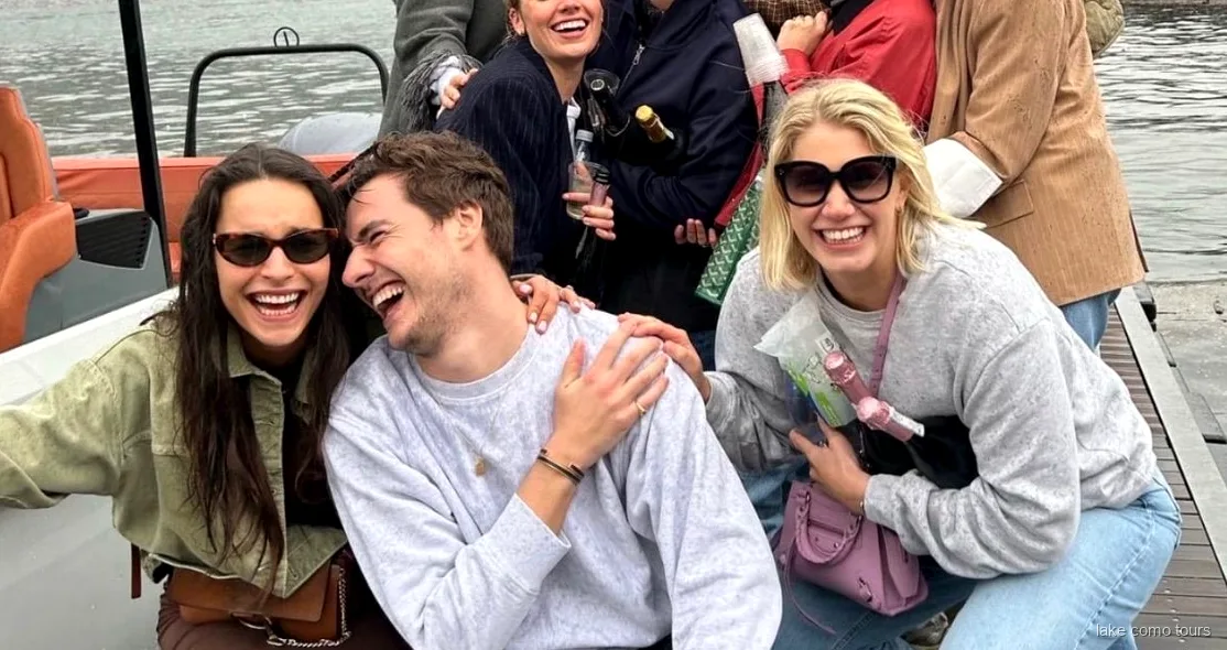 Tour en barco por el Lago de Como navegando hacia Bellagio con villas junto al lago al fondo