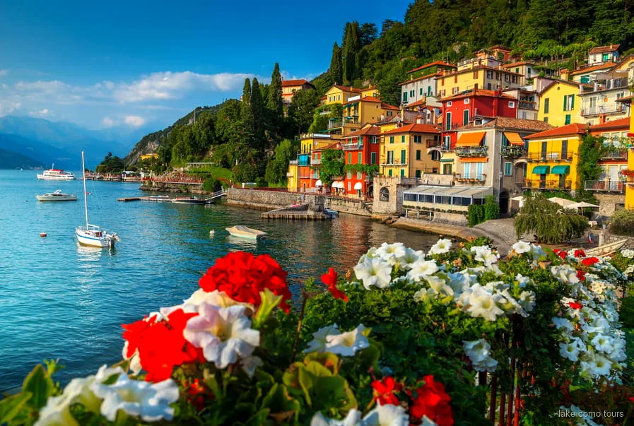 Creuer en vaixell pel Llac de Como amb les vil·les de Bellagio a la vista durant l'excursió de Milà a Lugano