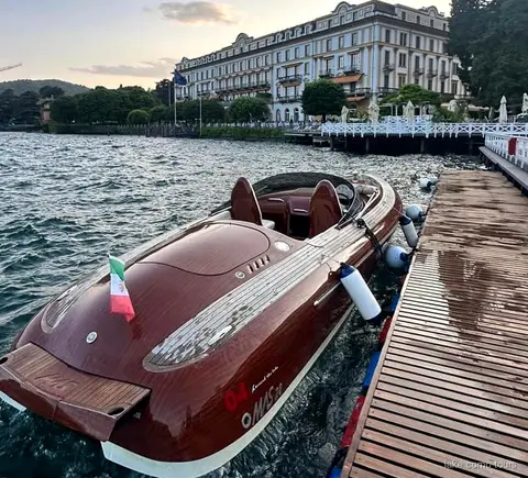 Tour privado de lujo en barco por el Lago de Como pasando villas históricas junto al lago