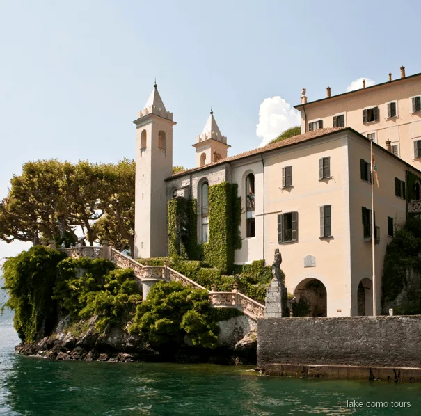Terrassierte Gärten der Villa del Balbianello am Comer See, vom Wasser aus gesehen