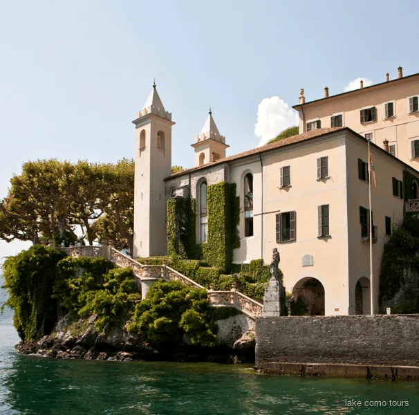 Como Gölü'nde sudan görünen Villa del Balbianello'nun teraslı bahçeleri
