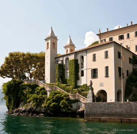 Terrastuinen van Villa del Balbianello op het Comomeer gezien vanaf het water