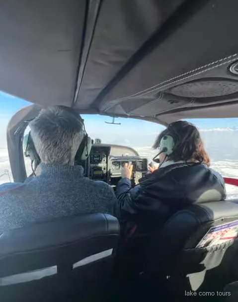 Hydravion privé décollant du lac de Côme près de la base de l'Aero Club à Como