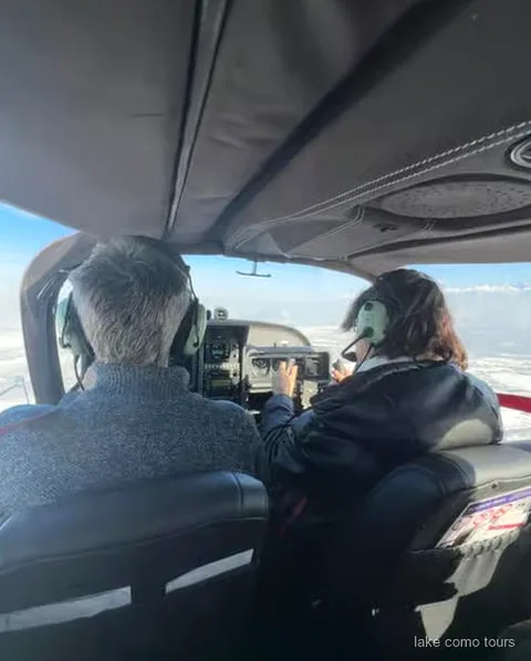 Hidroavió privat enlairant-se del Llac de Como prop de la base de l'Aero Club de Como