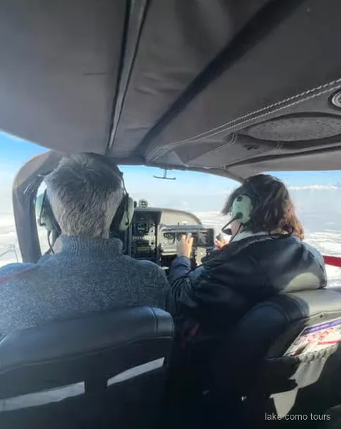 Hidroavión privado despegando del Lago de Como cerca de la base del Aero Club en Como