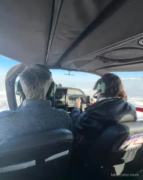 Hidroavión privado despegando del Lago de Como cerca de la base del Aero Club en Como