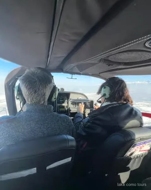 Privé watervliegtuig stijgt op vanaf het Comomeer bij de Aero Club-basis van Como