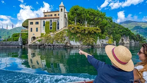 Rejs łodzią w małej grupie po Jeziorze Como mijający nabrzeżne wille blisko Bellagio